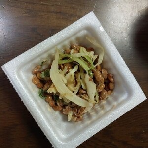 納豆アレンジ 粉チーズたっぷりキャベツ千切り